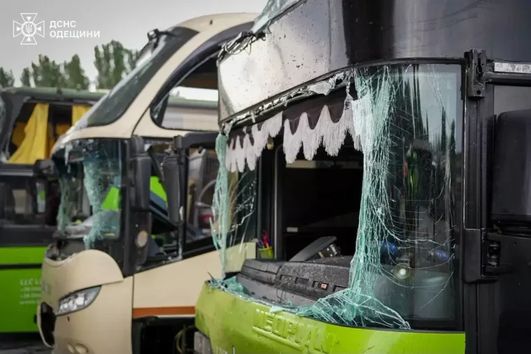 Київ і Дніпро надсилають Одесі сім автобусів на допомогу під час російських обстрілів
