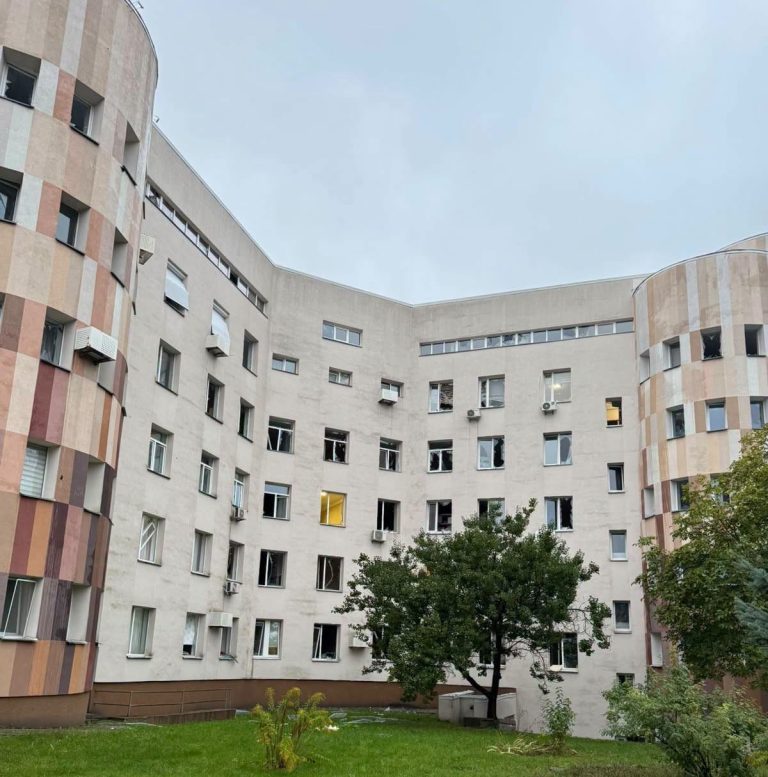У Києві внаслідок нічного обстрілу зазнав пошкоджень пологовий будинок