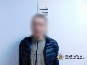 У Києві чоловік пограбував дівчину, що сховалась від ракетного обстрілу в підземці