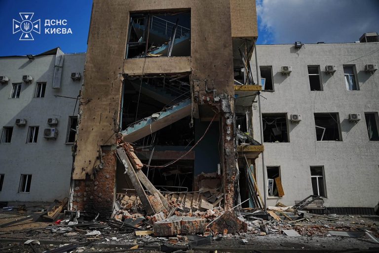 8 вересня в Києві: обстріл забрав життя, офіс телеканалу зруйновано