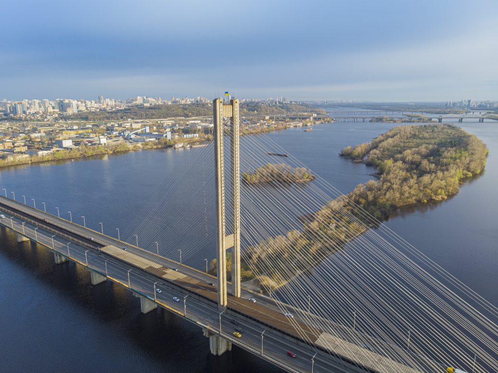 У Києві під час повітряних тривог змінять рух на Подільському переході та Південному мосту