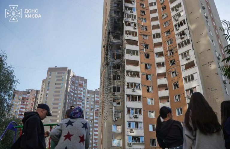 У Києві під час російського обстрілу поранено вагітну, яка готувала дитину до школи