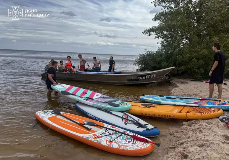 Сильний вітер на Київщині поніс 21 людину на SUP-дошках