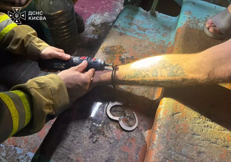 У Києві рятувальники врятували чоловіка з небезпечної ситуації