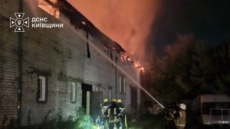 Ворог завдав удару по Київщині, пошкоджено житлові та промислові будівлі