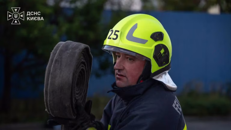 Пожежа на покрівлі АЗС у Дарницькому районі внаслідок ворожого обстрілу