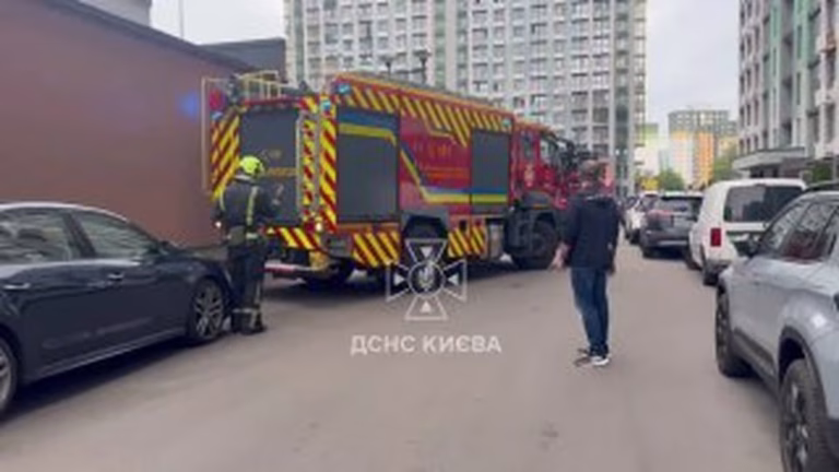 Скупчення припаркованих авто у Подільському ускладнило роботу рятувальників