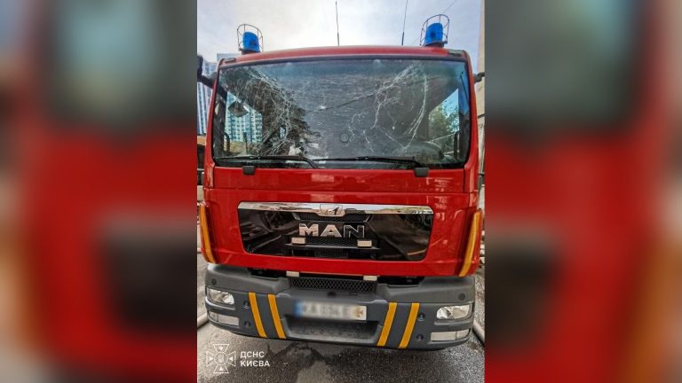 У Києві осколок пошкодив лобове скло пожежної автівки ДСНС