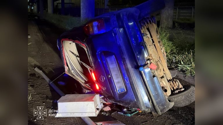 Легковик Opel зірвався з мосту на Промисловій у Голосіївському районі
