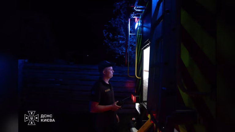 У Подільському районі спалахнув двоповерховий будинок
