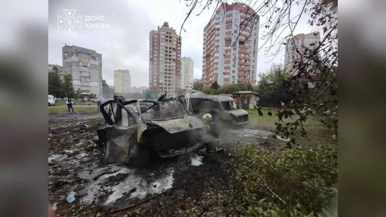 Російський удар зруйнував три автомобілі в Дарницькому районі