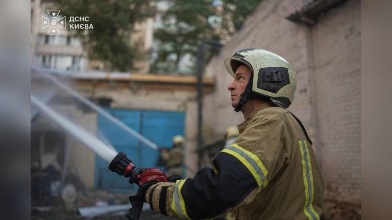 Обстріл Шевченківського району спричинив руйнування будівель і травми у восьми осіб