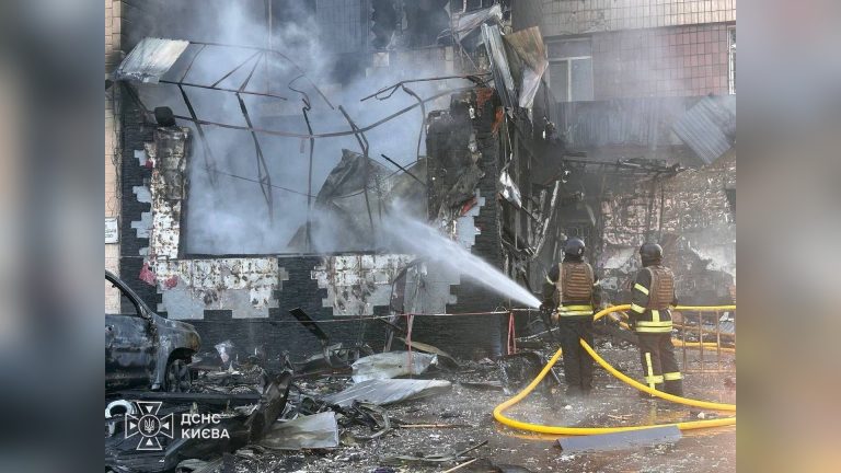Наслідки вибуху в адмінбудівлі Голосіївського району: двох людей врятували