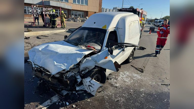 Аварія на Пухівській у Деснянському районі: травмовано трьох людей