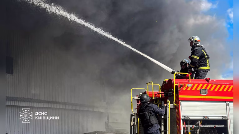 У Подільському районі спалахнула пожежа в 16-поверховому будинку