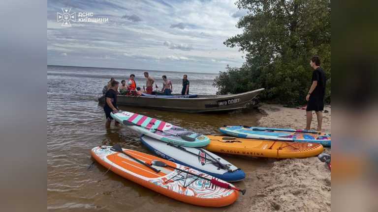 На Київському водосховищі вітер відніс 21 людину на SUP-дошках