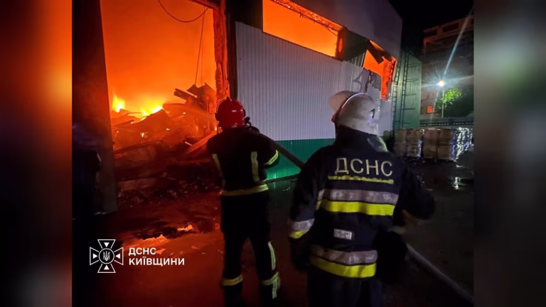 Нічний удар дронами по Київщині: у Білій Церкві спалахнула пожежа на харчовому підприємстві