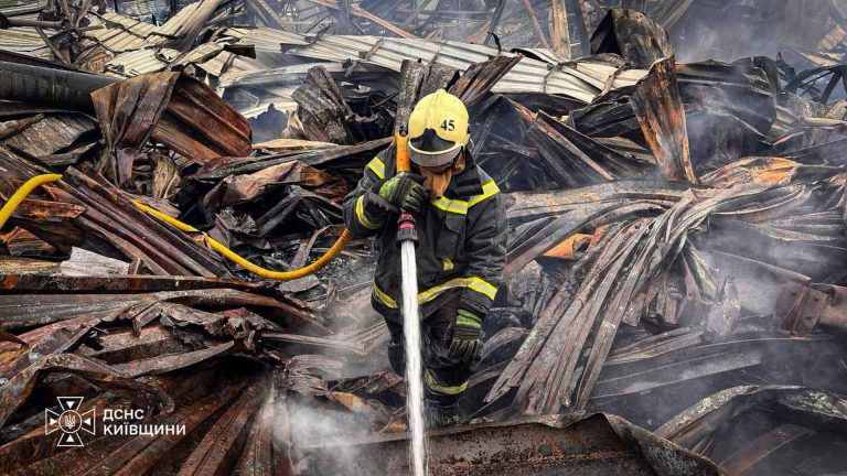 Пожежа в Бориспільському районі після атаки — рятувальники ліквідують загоряння