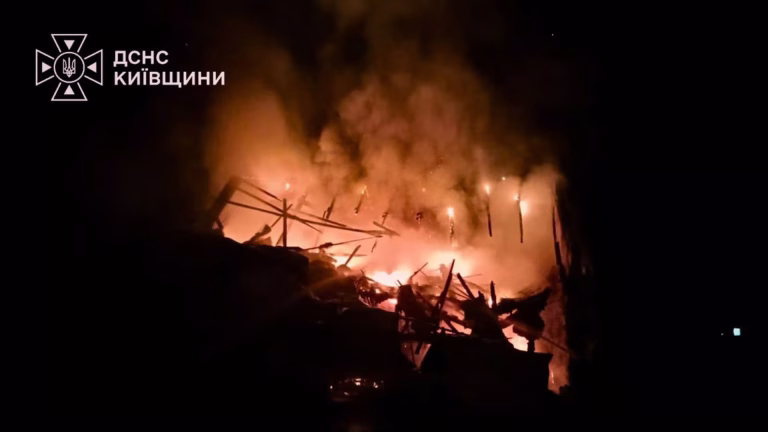 Дрон атакував у Бучанському районі: двоє рятувальників, пожежа 300 гаситься