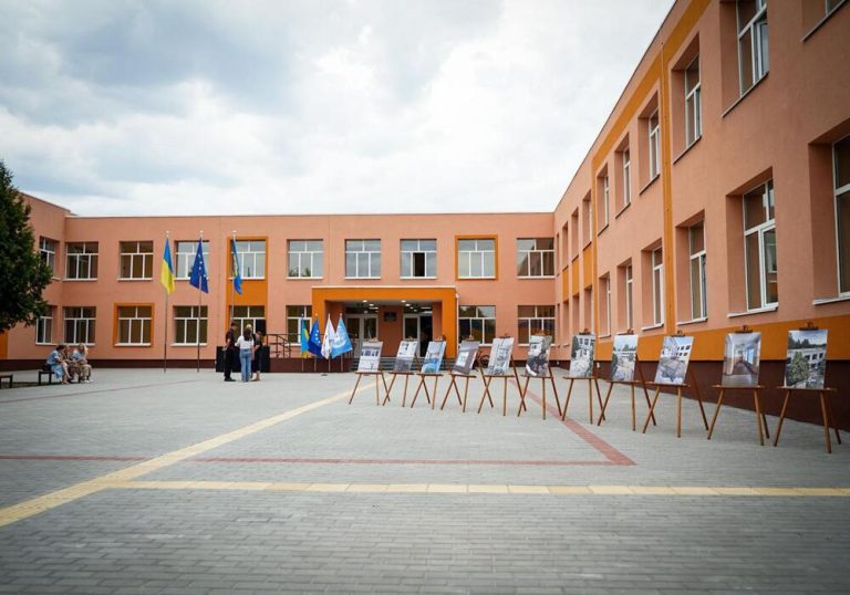 На Київщині діти родини Лукашів вперше з 2022 року знову сіли за парти рідної школи