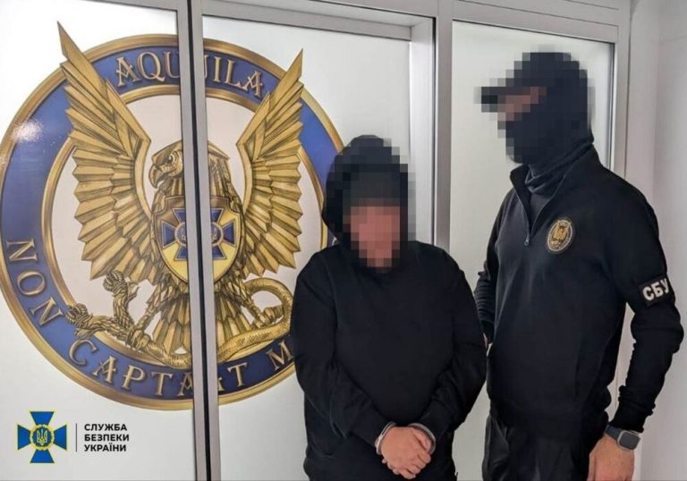 ФСБшниця готувала напад на активіста біля спортзалу: момент затримання в Києві