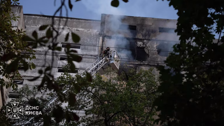 Надзвичайна пожежа у Подільському районі після попадання — оперативна реакція служб