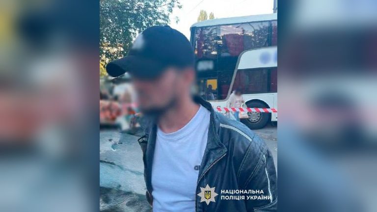 У Шевченківському районі на автостанції затримали чоловіка, який мав при собі гранату