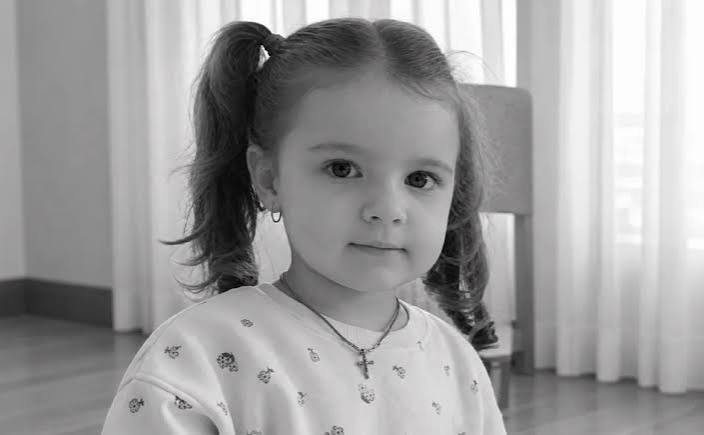 «Безмежний сум»: прощання з дворічною Емілією, яка загинула під час російського обстрілу Київщини