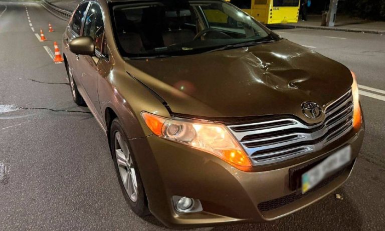 У Києві Toyota наїхала на пішохода — фото з місця
