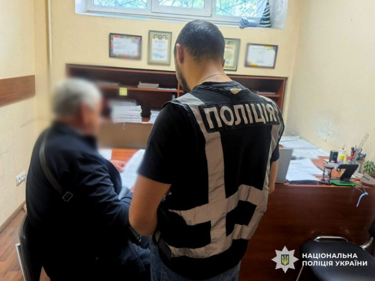 У Києві працівник «Київзеленбуду» впав із конструкції і зазнав тяжких травм — бригадиру повідомили про підозру