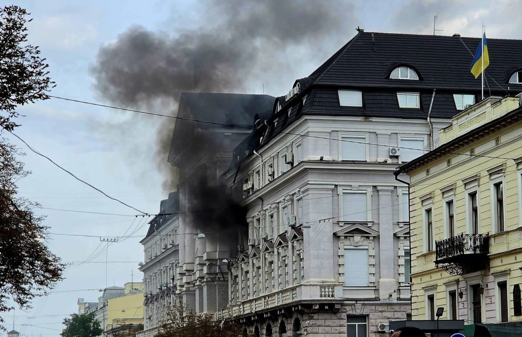 Під час російського удару по СБУ в Києві журналістки врятували пораненого перехожого