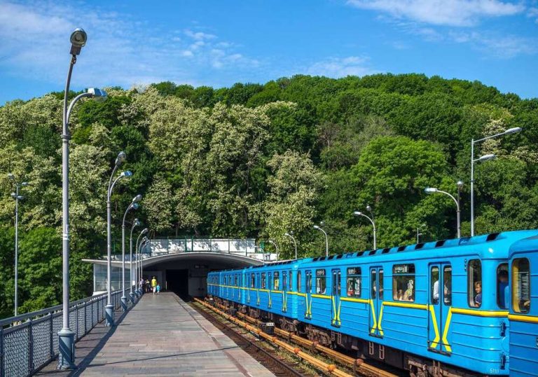 Графік руху зеленої гілки київського метро під час повітряної загрози