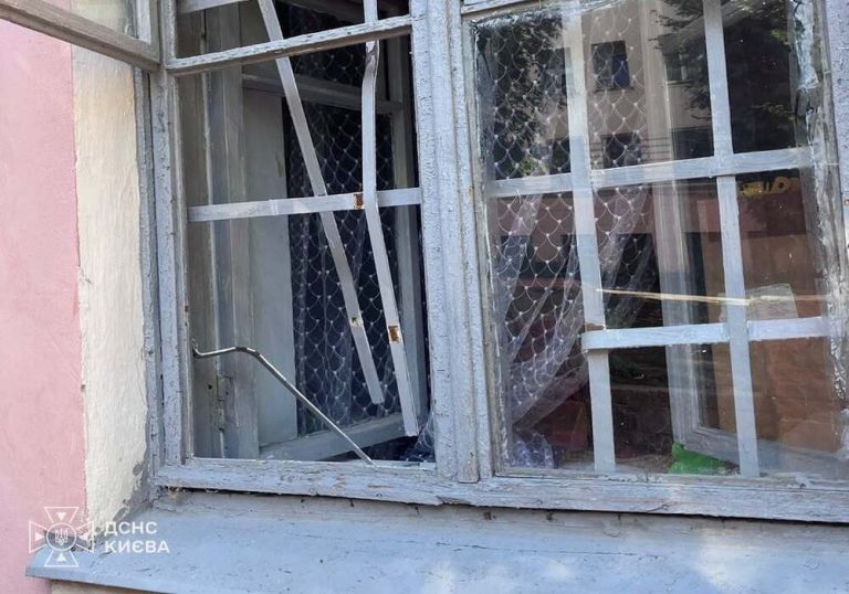 Рятувальники у Києві звільнили дитину із зачиненої кімнати