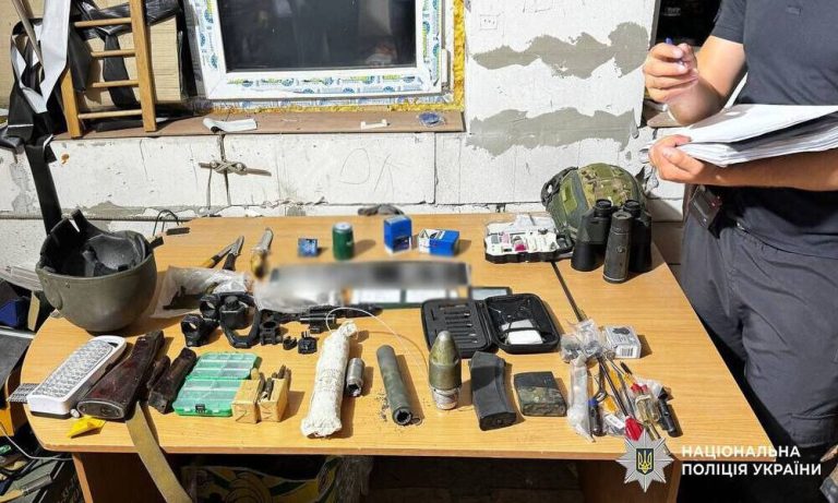 На блокпосту в Києві схопили чоловіка з боєприпасами — фото з місця