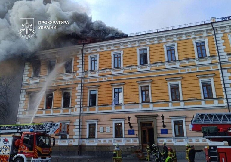 У Києві дрон атакував будівлю НАН України, внаслідок чого загинула 44-річна жінка і є постраждалі