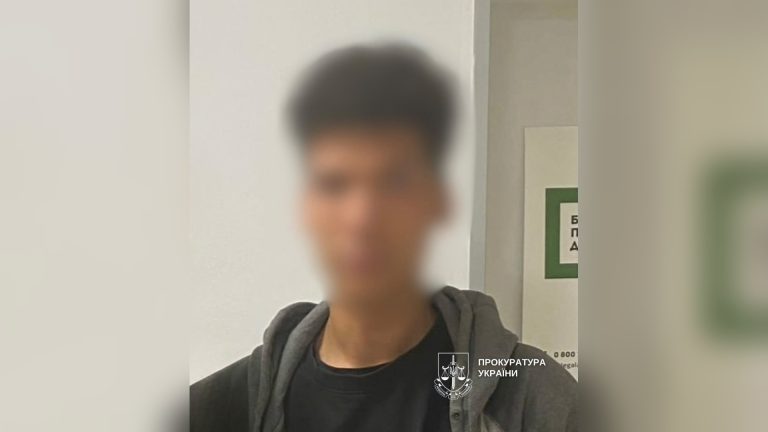 У Києві впіймали двох чоловіків із більш ніж 300 згортками