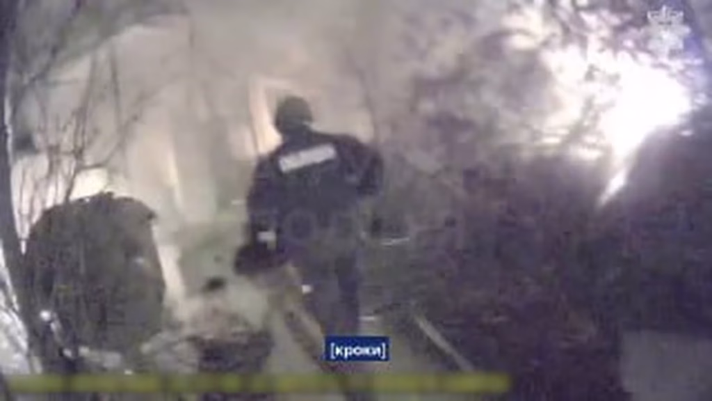 У Києві влучання в багатоповерховий будинок: людей оперативно вивели з під загрози