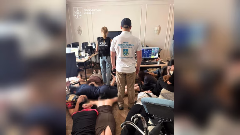 У Гатному й Києві припинили роботу call-центри — вилучено 15 автомобілів та інше майно