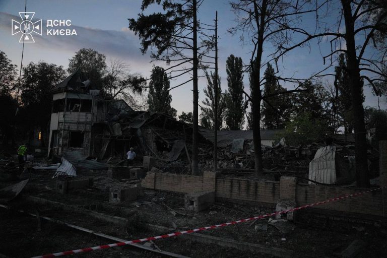 У столиці внаслідок ракетного ураження залізничного депо життя втратили семеро осіб, – повідомив Зеленський