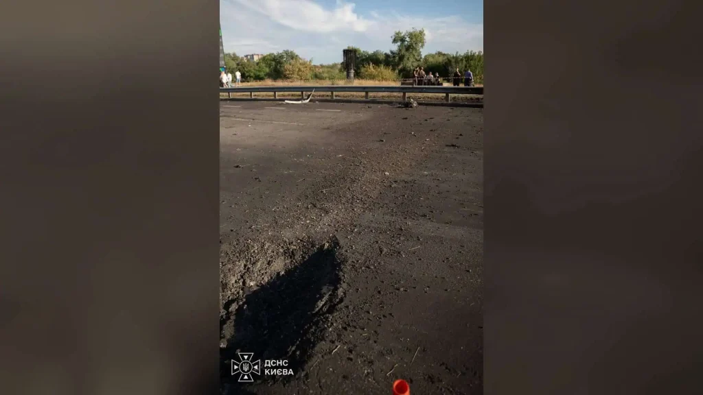 На спортмайданчику школи у Святошинському районі знайшли уламки БпЛА