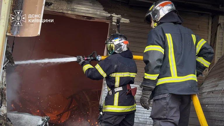 Ворожі удари спричинили пожежі й різко погіршили повітря в Подільському
