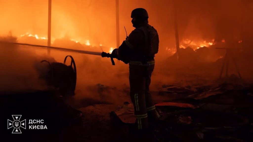 У Голосіївському районі спалахнули кілька автомобілів на нежитловій території