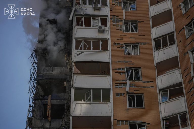 Київ під обстрілом: у Дарницькому районі влучили в житловий будинок