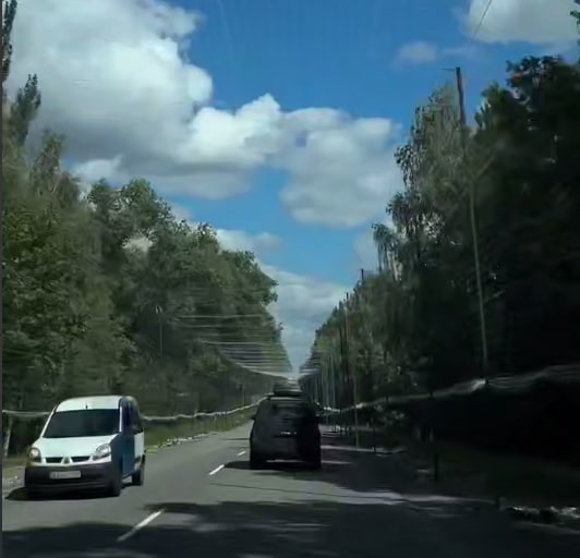 У Київській області розпочали монтаж сіток для захисту від дронів