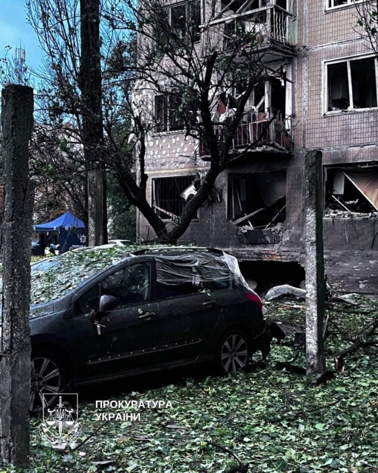 Нічна атака дронів у Києві поранила п’ятьох людей, повідомляє прокуратура