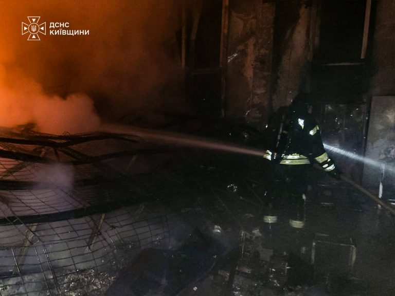 У Броварському районі внаслідок російського обстрілу зайнялися складські та допоміжні споруди