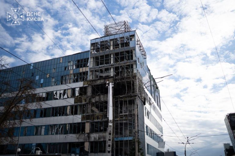 Зеленський показав фото руйнувань після удару по офісній будівлі в Києві