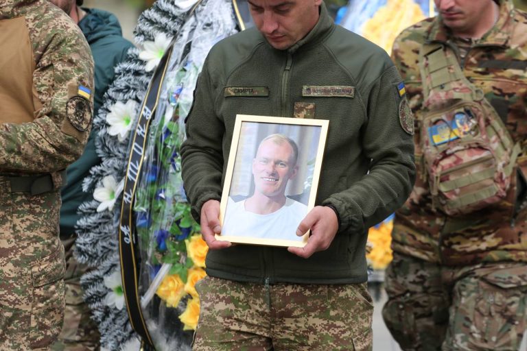 В Ірпені відбулася церемонія прощання з героєм Антоном Стрельчуком, який поліг на Харківщині