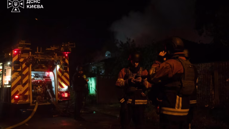 Пожежа на деревній ділянці поблизу дороги у Голосіївському районі