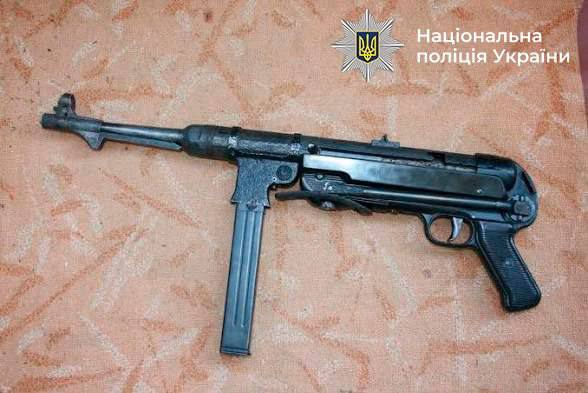 У Києві до суду притягнуть 29-річного, який поштою збував раритетну зброю